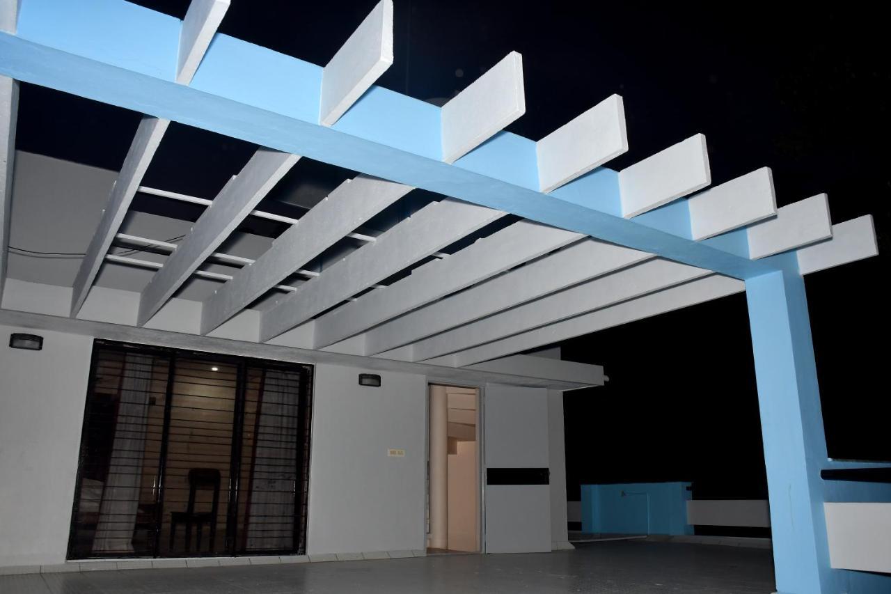ホテル The Club House- Swimming Pool That'S Better Than The Beach ポンディシェリ エクステリア 写真